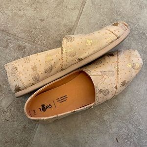 Toms Alpargatas - light orange with rose gold pineapples - w8.5
